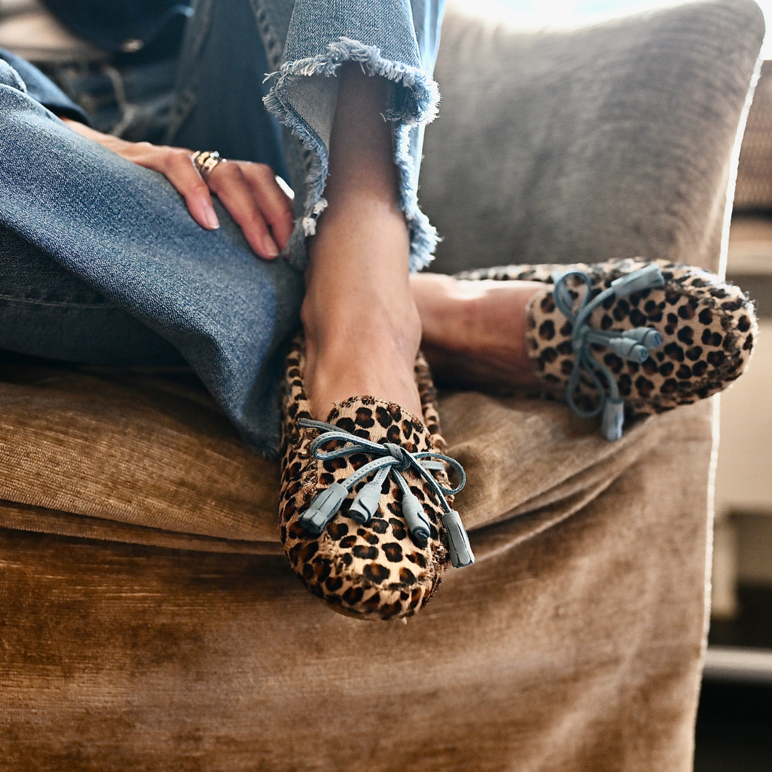 ELODIE Leo Loafer mit hellblauen Quasten und Lammfell - kuscheliger Winter-Damenschuh
