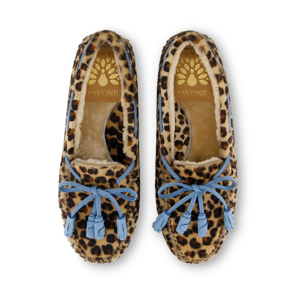 ELODIE Leo Mokassin mit hellblauen Quasten und Lammfell - kuscheliger Winter-Damenschuh