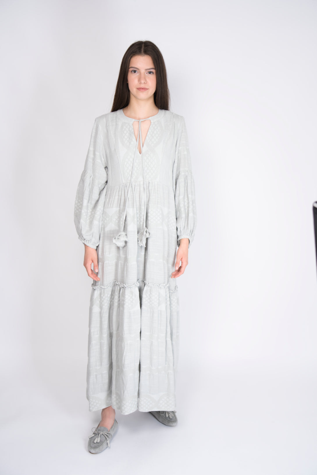 Pearl & Caviar Sommerkleid Zakar in hellgrau – stilvolles Sommerkleid aus Baumwolle mit Zakar-Muster