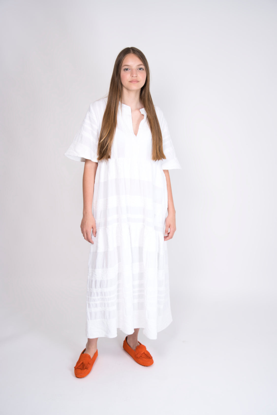 Pearl & Caviar Kleid Zakar in Weiss – klassisches Sommerkleid aus Baumwolle mit Zakar-Muster