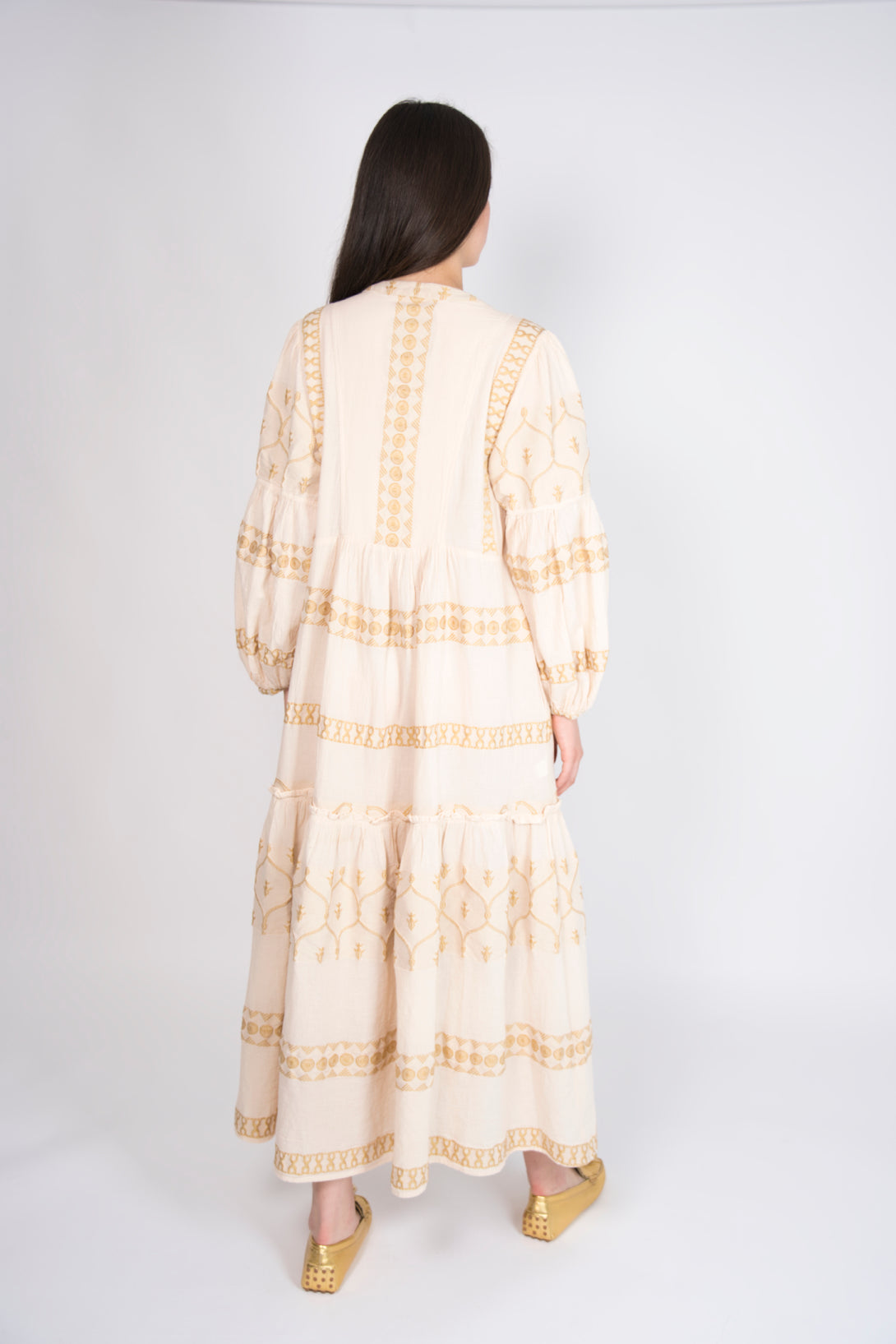 Pearl & Caviar Dress in Butter/Gold – festliches Sommerkleid aus Baumwolle mit edlem Muster