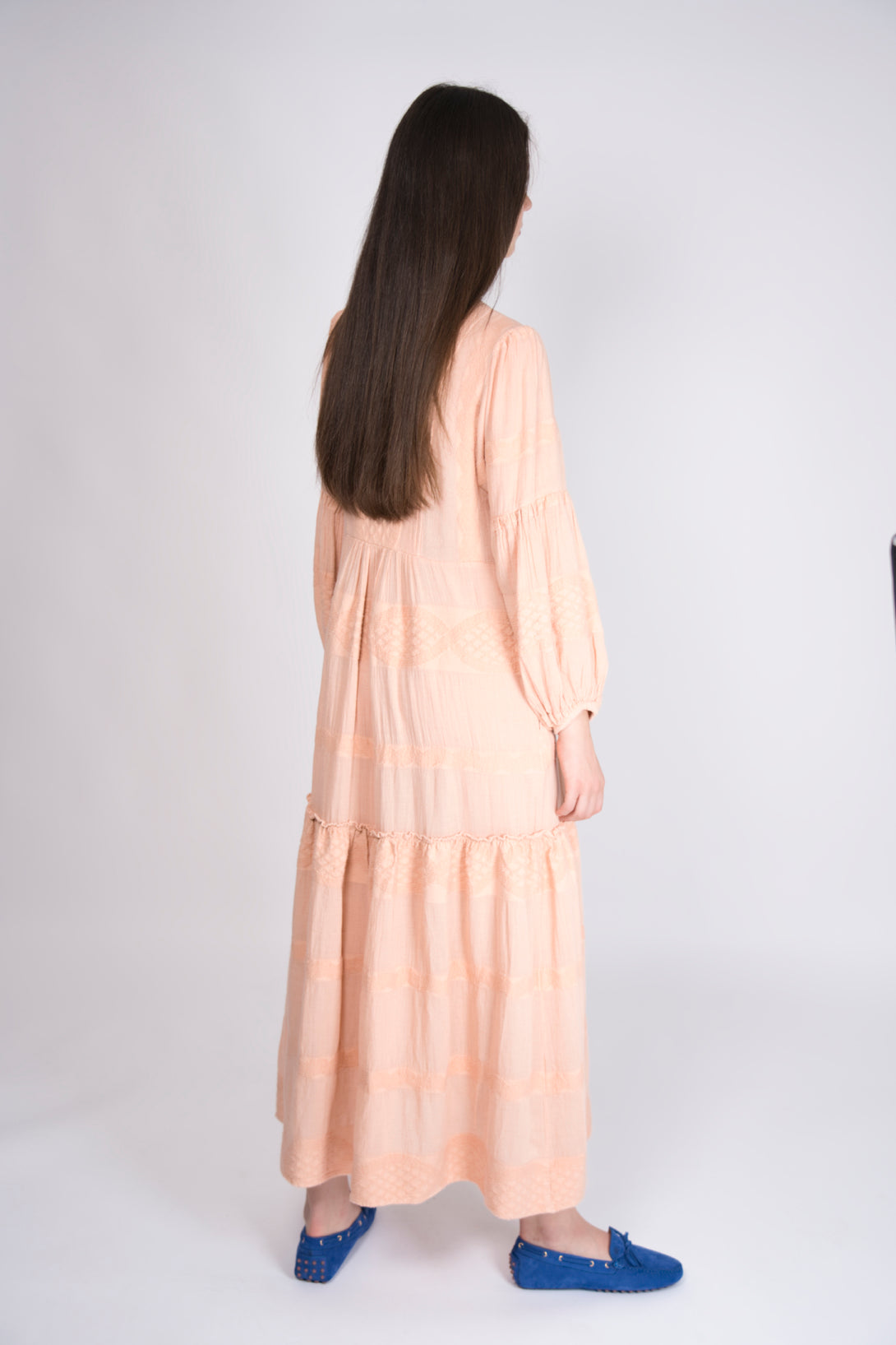 Pearl & Caviar Maxidress Zakar in Apricot – zartes Sommerkleid aus Baumwolle mit Zakar-Muster