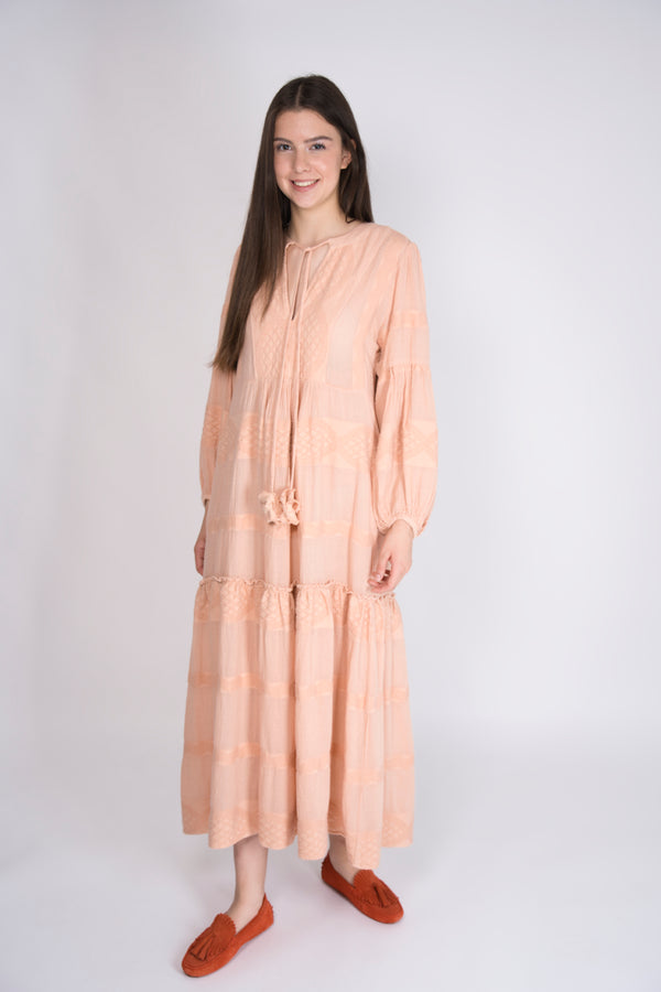 Pearl & Caviar Maxikleid Zakar in Apricot – zartes Sommerkleid aus Baumwolle mit Zakar-Muster