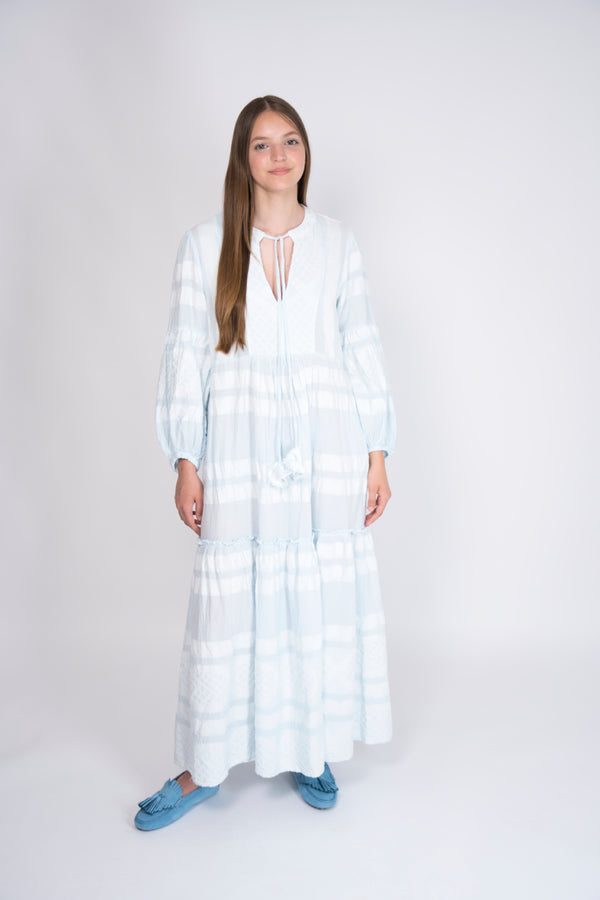 Pearl & Caviar Maxikleid Zakar in Hellblau – zartes Sommerkleid aus Baumwolle mit traditionellem Muster