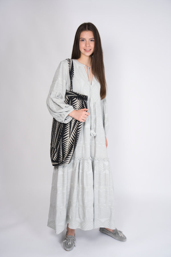 Pearl & Caviar Maxikleid Zakar in hellgrau – stilvolles Sommerkleid aus Baumwolle mit Zakar-Muster